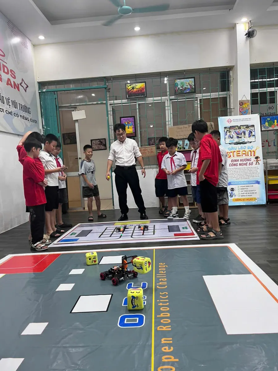 Học sinh quây quanh sân theo dõi lượt thi robot