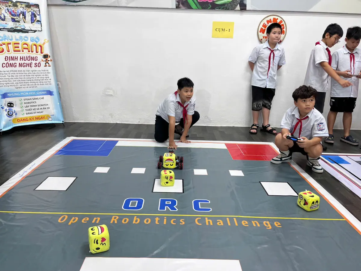 Học sinh điều khiển robot trên sân thi đấu ORC