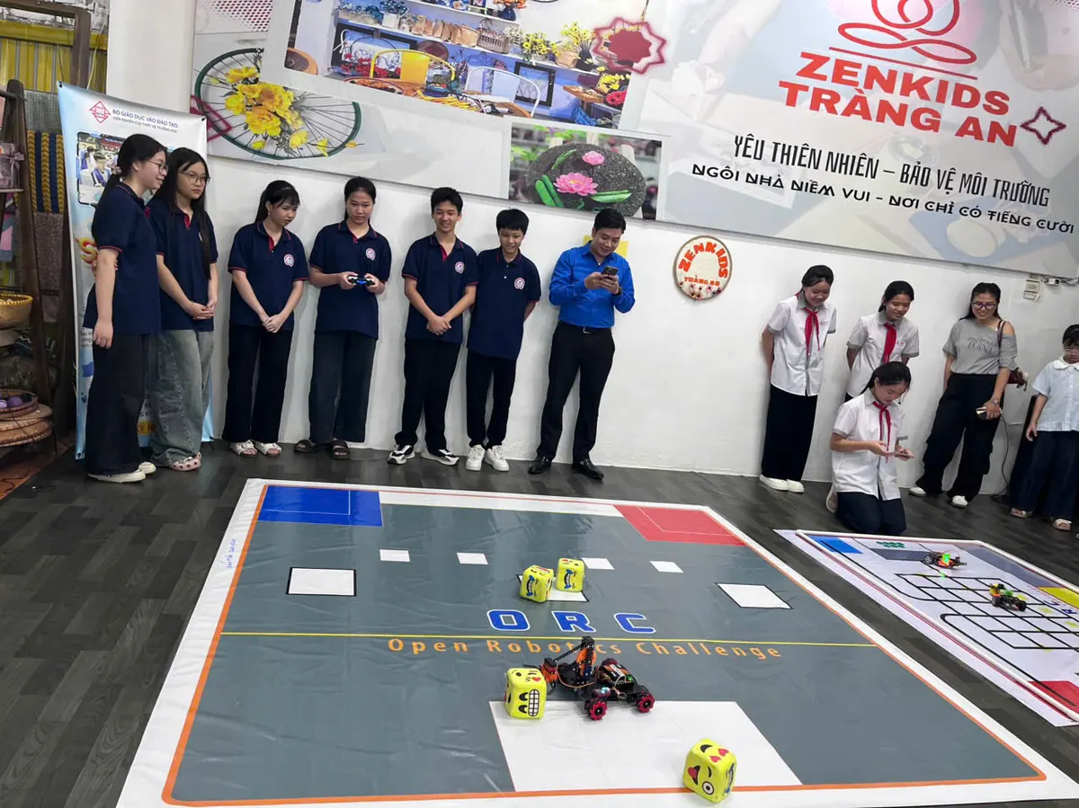 Đội học sinh vận hành robot thi đấu trên sân ORC
