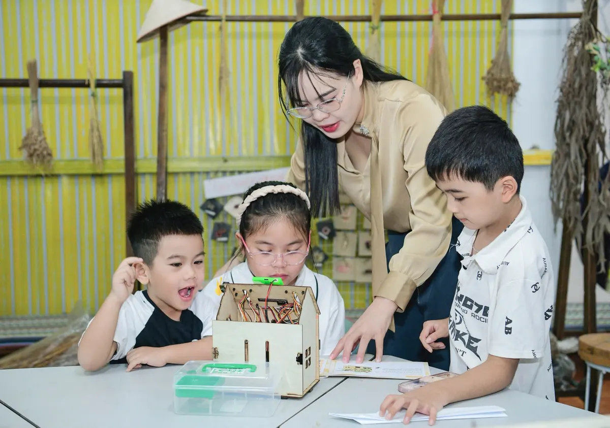 Giáo viên cùng các bé lắp mô hình ngôi nhà bằng gỗ