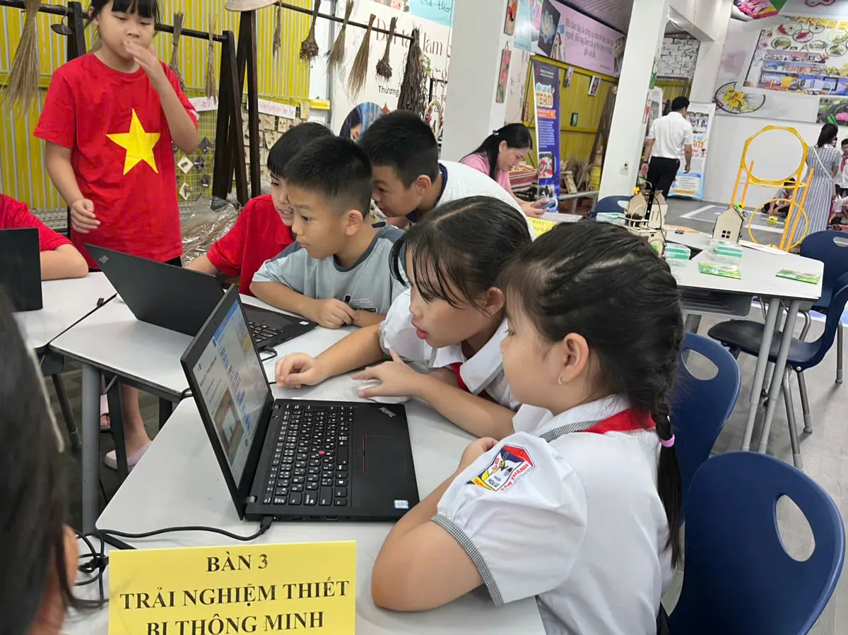 Học sinh lập trình thiết bị thông minh trên máy tính