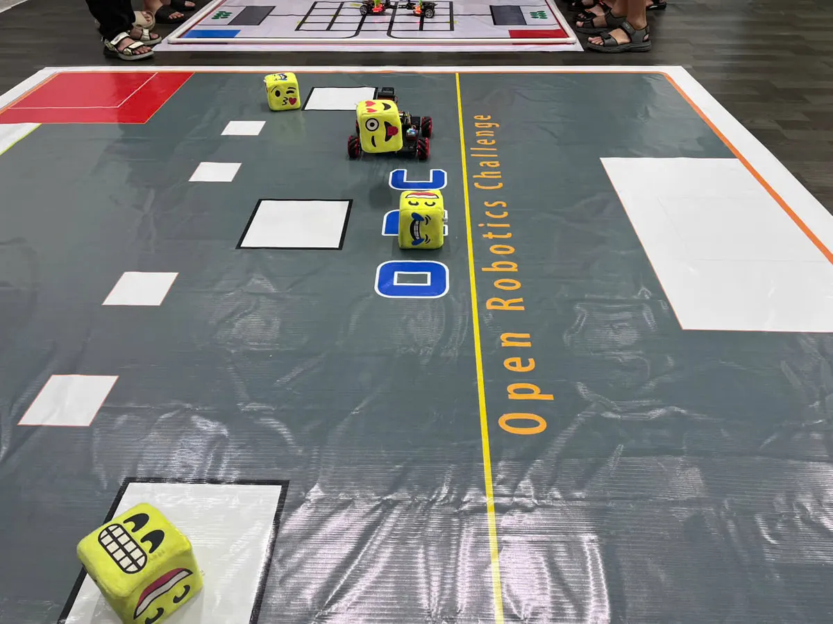 Robot thi đấu trên sân Open Robotics Challenge