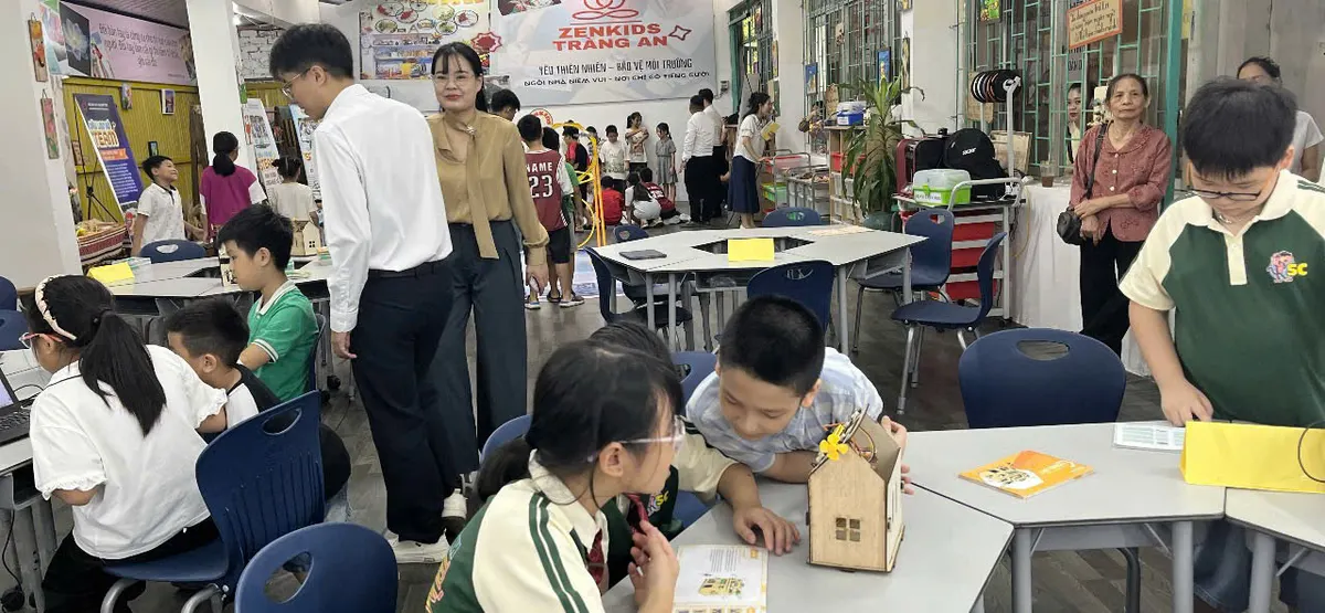 Học sinh lắp mô hình nhà thông minh bằng gỗ theo nhóm