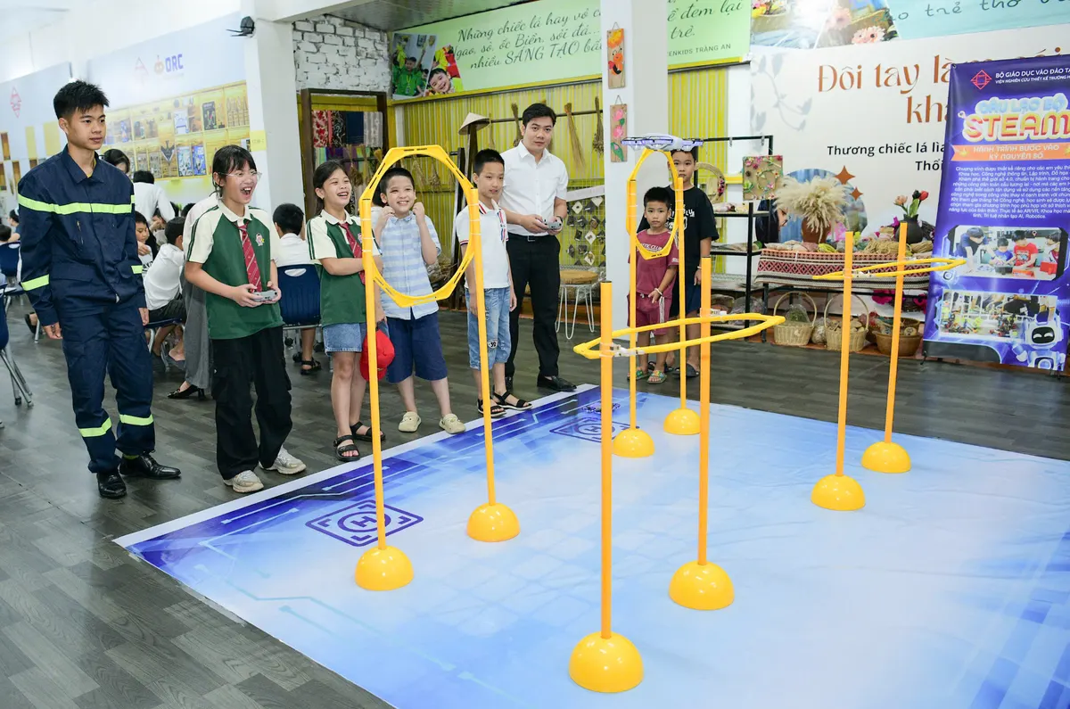 Học sinh điều khiển drone bay qua đường vòng