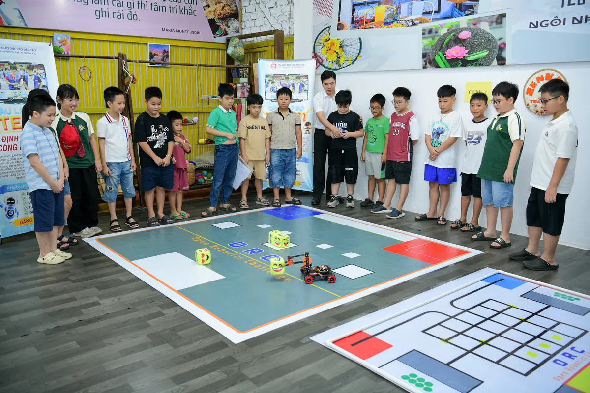 Học sinh quây quanh sân thi đấu Open Robotics Challenge tại STEAM Lab